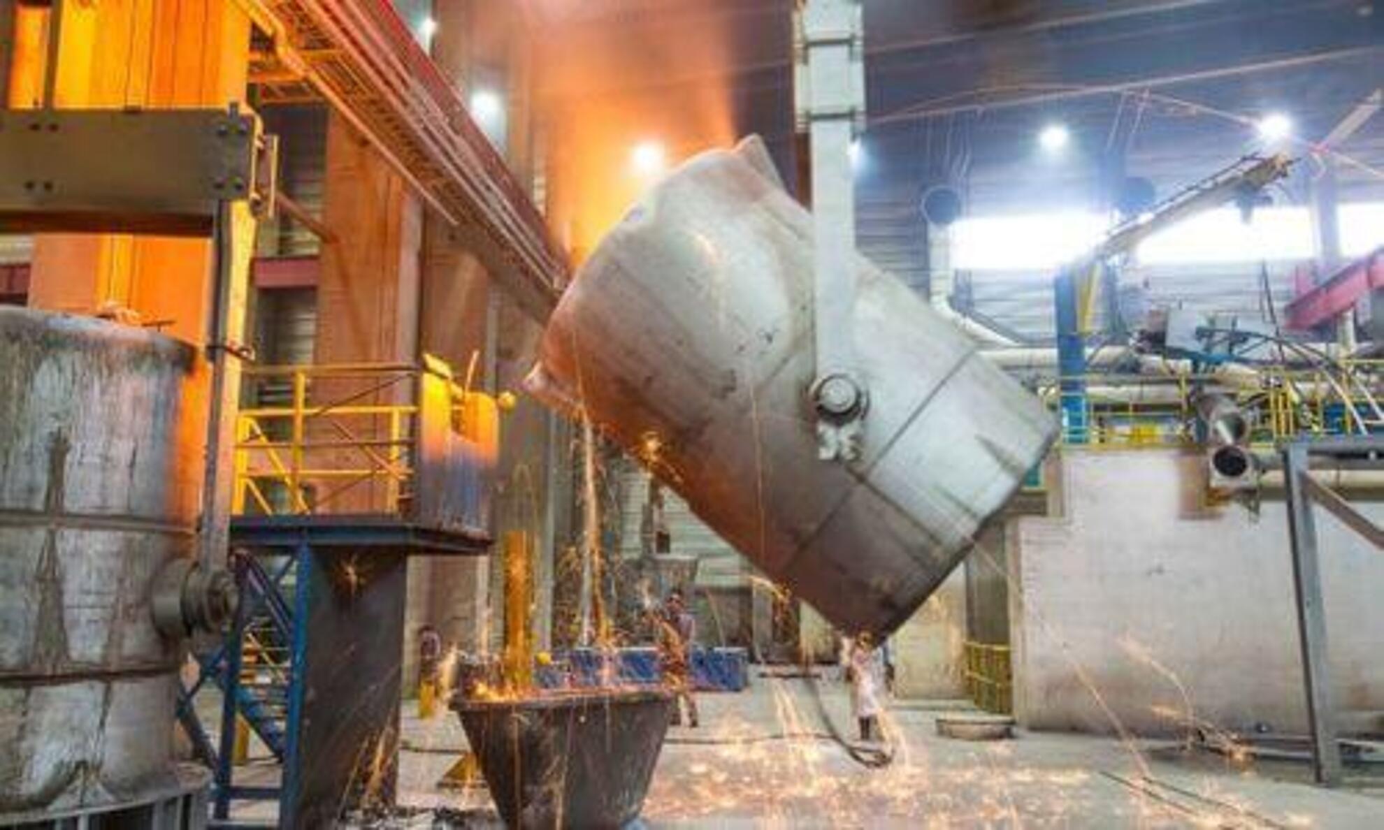 Das geschmolzene Material wird umgegossen