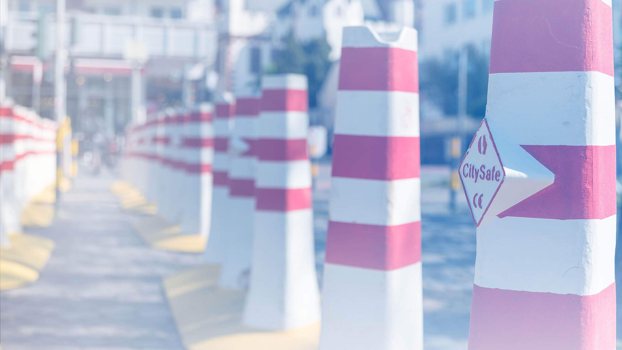 Fahrzeugbarrieren von CitySafe stehen aufgereiht nebeneinander