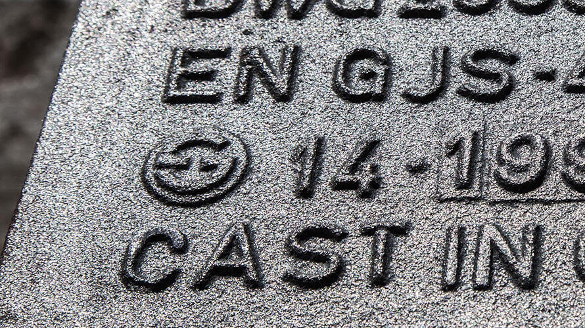 Gravurdetails auf einem Stück Gussstahl.