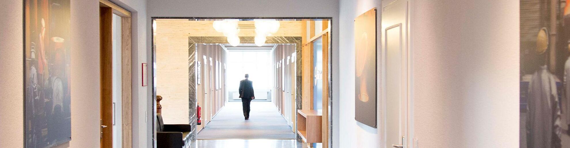 Ein langer Flur im Gebäude der Silbitz Group.